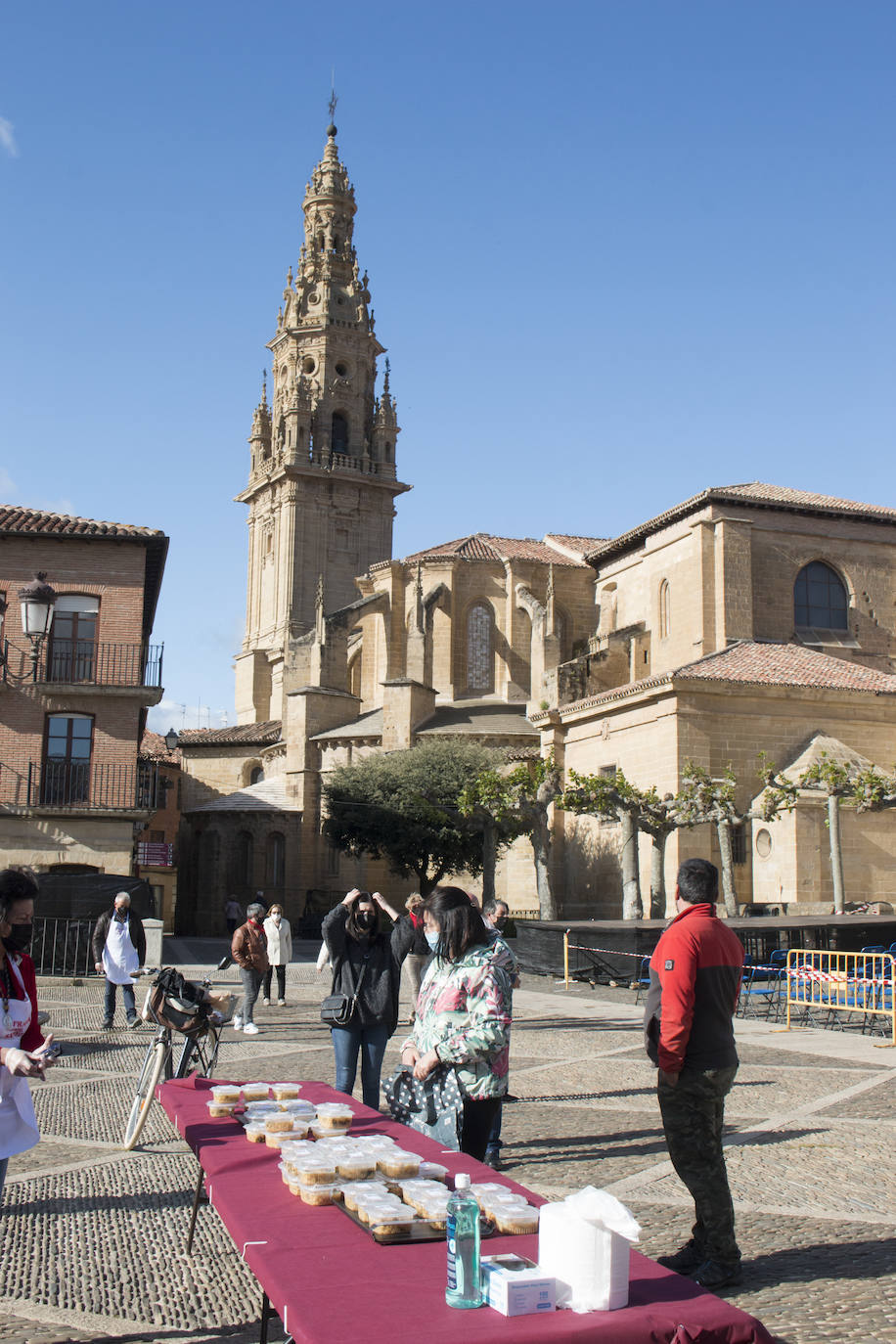 Reparto del Almuerzo del Santo, en la festividad de Santo Domingo de la Calzada