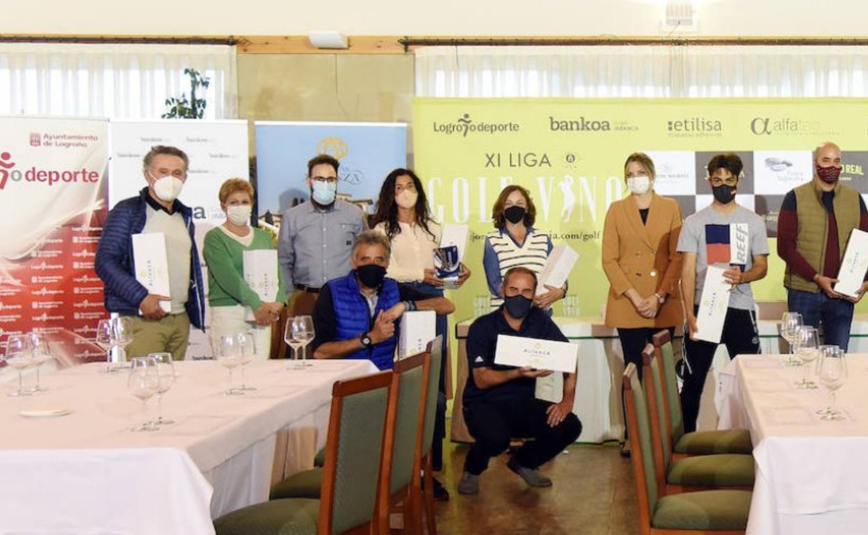 Foto grupal de los premiados junto a patrocinadores y organizadores del evento. 