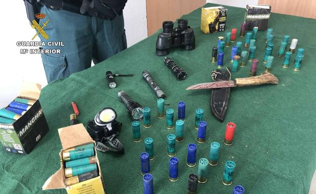 Imagen principal - Un cazador furtivo, sorprendido durante un control en el peaje de la autopista en Calahorra