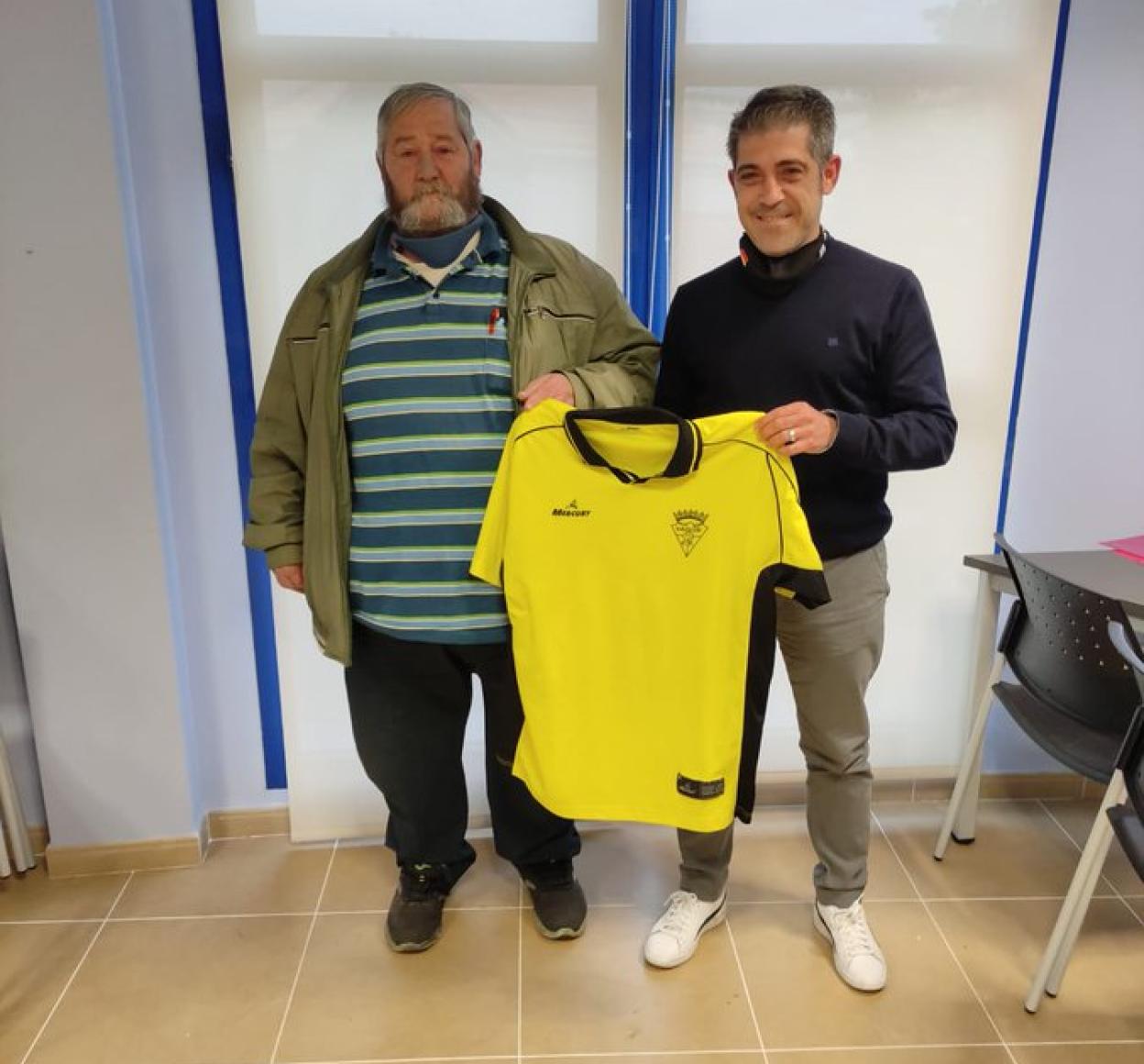 Quino Heras, con la camiseta de su nuevo equipo y el presidente del Yagüe, Gonzalo Espinosa. 