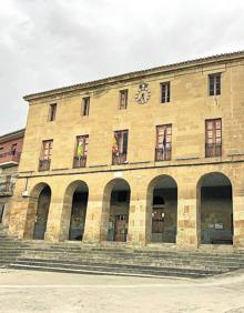 Imagen secundaria 2 - Sala de exposiciones actual, plano de alzado con las tres plantas y fachada del Ayuntamiento, que sera rehabilitada. 