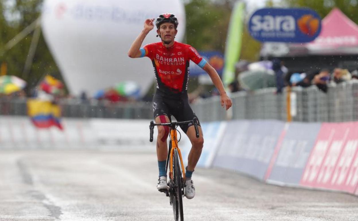 Gino Mader celebra su triunfo en la sexta etapa del Giro de Italia. 