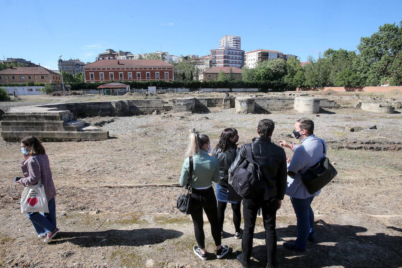 Fotos: Visita al recinto histórico logroñés de Valbuena