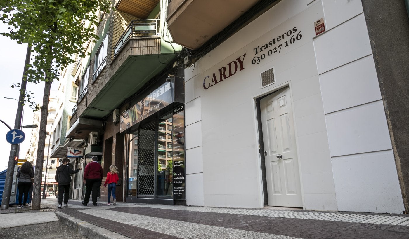 Los trasteros Cardy, donde durante décadas estuvo la ferretería del mismo nombre (y con el mismo tipo de letra en su rótulo), llevan en funcionamiento desde 2019. 