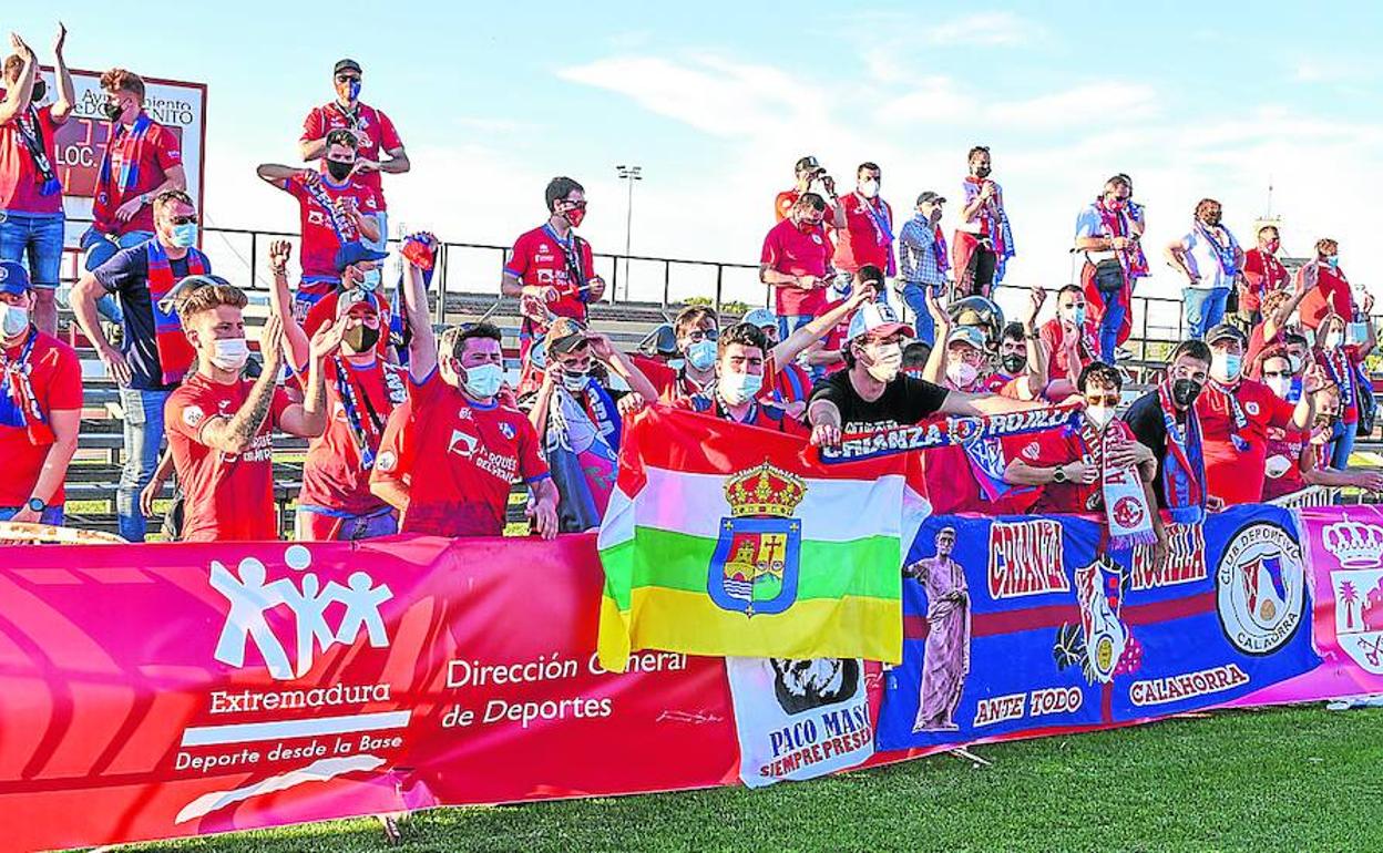 La afición del Calahorra se desplazó hasta Don Benito para apoyar a su equipo.