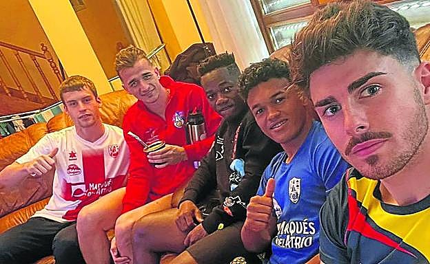 Imagen principal - Teo y Juanjo con la bandera de Crianza en la tienda Multiocio; Los jugadores del Calahorra B Parada, Bonilla, Jules, Omar y Jesús del Amo vieron el partido en casa; y Javier apoyando en la gasolinera de La Planilla.