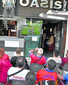 Imagen secundaria 2 - Mario, las jugadoras del Calahorra femenino Sara, Andrea y Elsa, y Miguel (portero del Autol); Eloy y Jesús, del bar Oasis con los colores del Calahorra; y pantalla del bar Oasis, sede de la Peña Crianza Rojilla. 