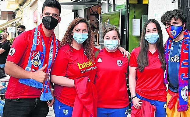 Imagen principal - Mario, las jugadoras del Calahorra femenino Sara, Andrea y Elsa, y Miguel (portero del Autol); Eloy y Jesús, del bar Oasis con los colores del Calahorra; y pantalla del bar Oasis, sede de la Peña Crianza Rojilla. 