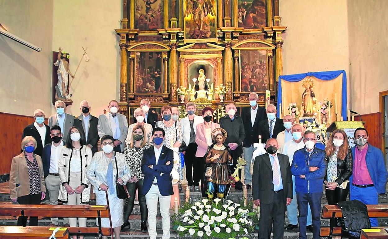 San Isidro con los vecinos de 80 años y autoridades, ayer en la parroquia de Rincón de Soto. 