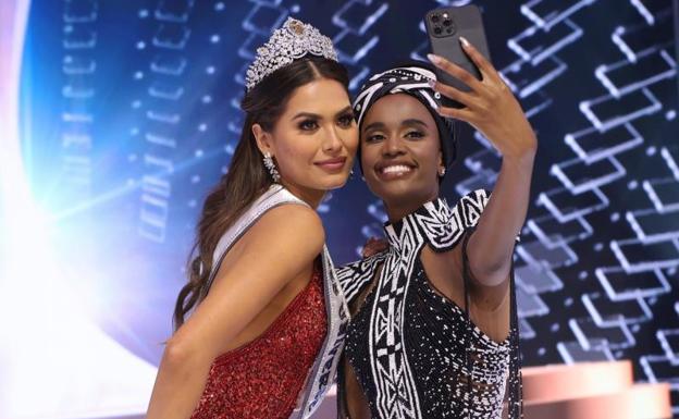 Imagen principal - Arriba, la nueva Miss Universo se hace una foto con su antecesora, la sudafricana Zozibini Tunzi. Abajo, todas las concursantes y otra imagen de la nueva Miss Universo. 