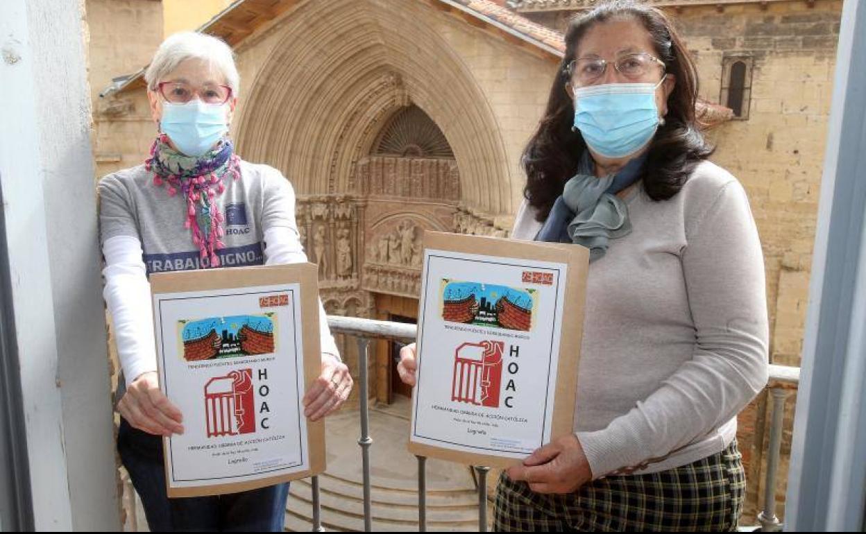 Martina Zaldívar y Nieves Solana, con el cartel conmemorativo del 75 aniversario, bajo el eslogan 'Tendiendo puentes, derribando muros«. 