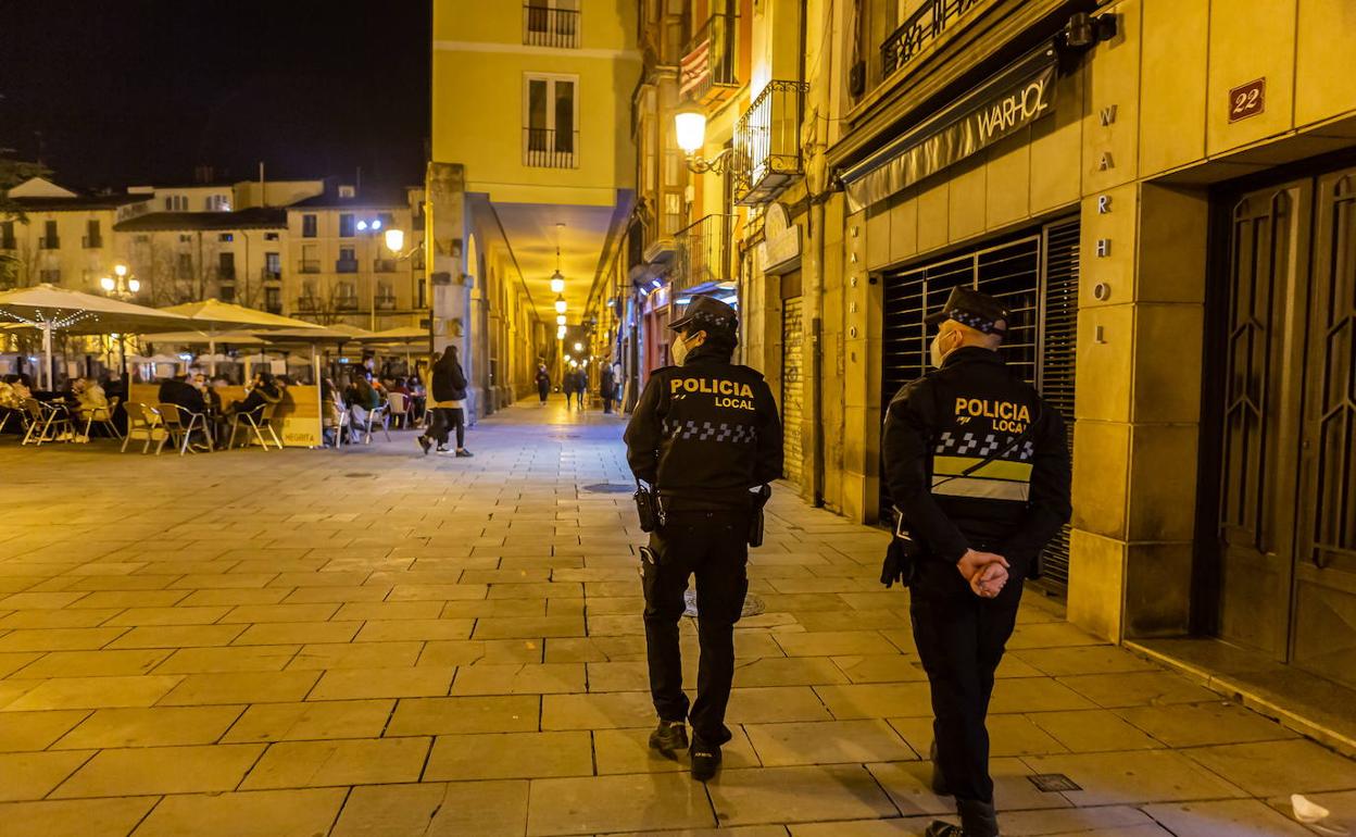 Imagen de archivo de dos policías por las calles de Logroño
