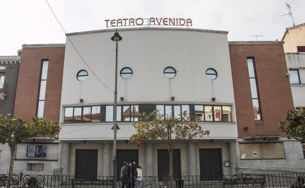 Exterior del calceatense teatro Avenida, cuyo tejado será sustituido y mejorado. 