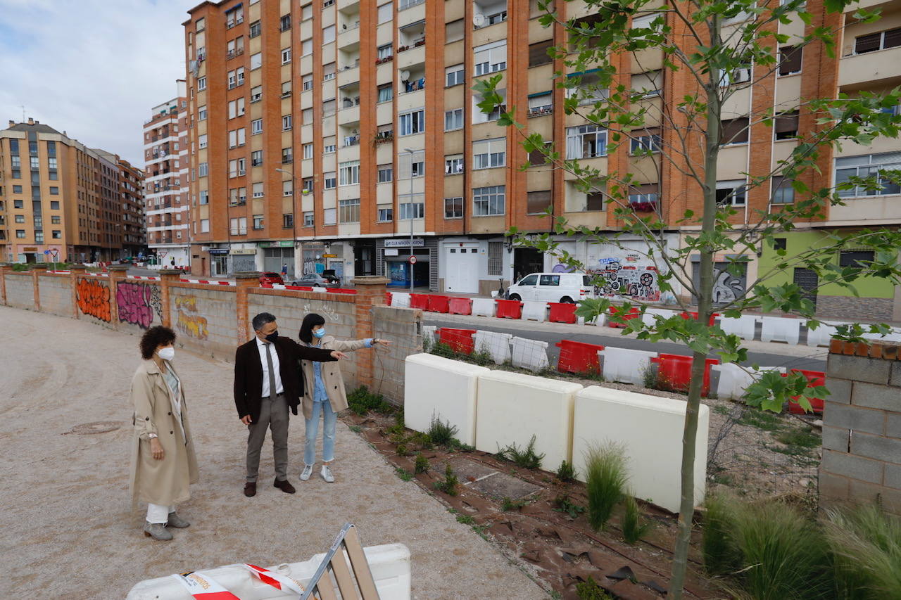 Escobar, junto a Sanz y Lapeña, este martes, en la zona para la que reclaman soluciones.