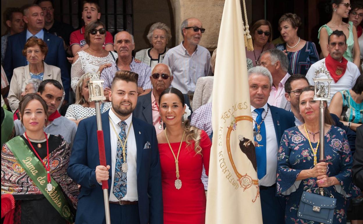 Jorge Zabala, rodeado de la junta directiva de la cofradía el día de San Felices. 