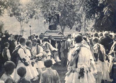 Imagen secundaria 1 - Las mujeres de Pedroso con sus medallones y las niñas de Primera Comunión. Danzadores, a principios del siglo XX, y bailando los troqueaos, que se han recuperado en el folclore local.