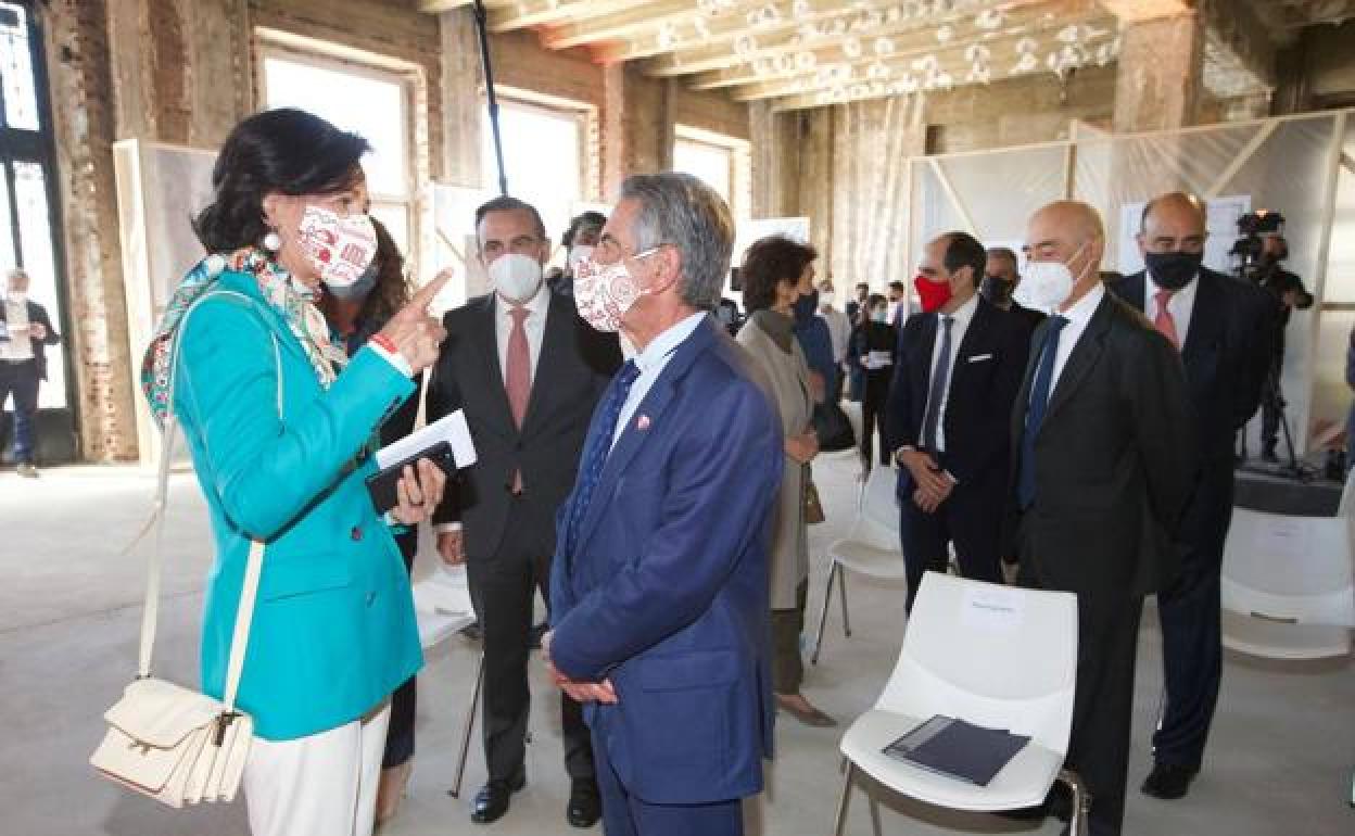 La presidenta del Banco Santander, Ana Botín, junto al presidente regional, Miguel Ángel Revilla, esta mañana durante el acto de la primera piedra del Proyecto Pereda