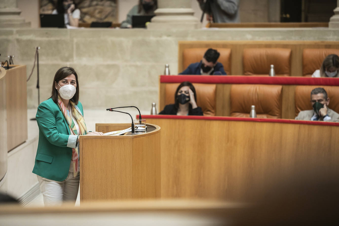 Fotos: Encuentros y gestos en el Pleno del Parlamento de La Rioja