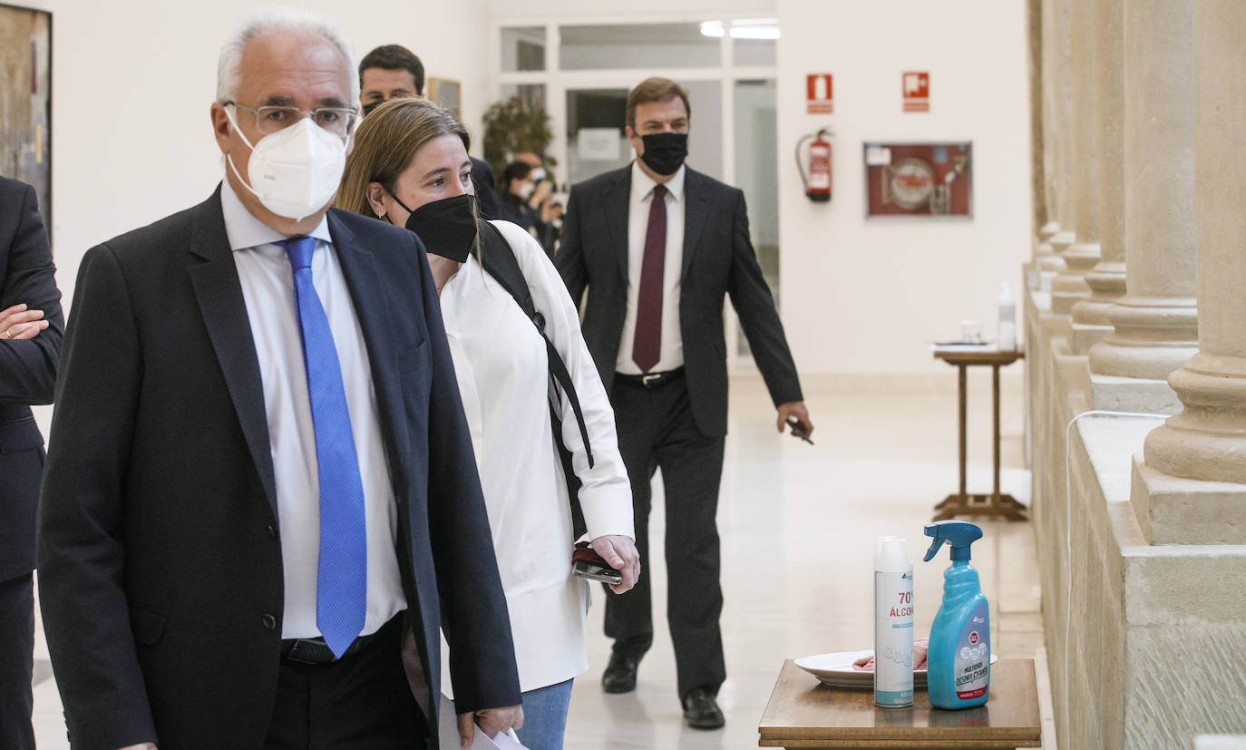 Fotos: Encuentros y gestos en el Pleno del Parlamento de La Rioja