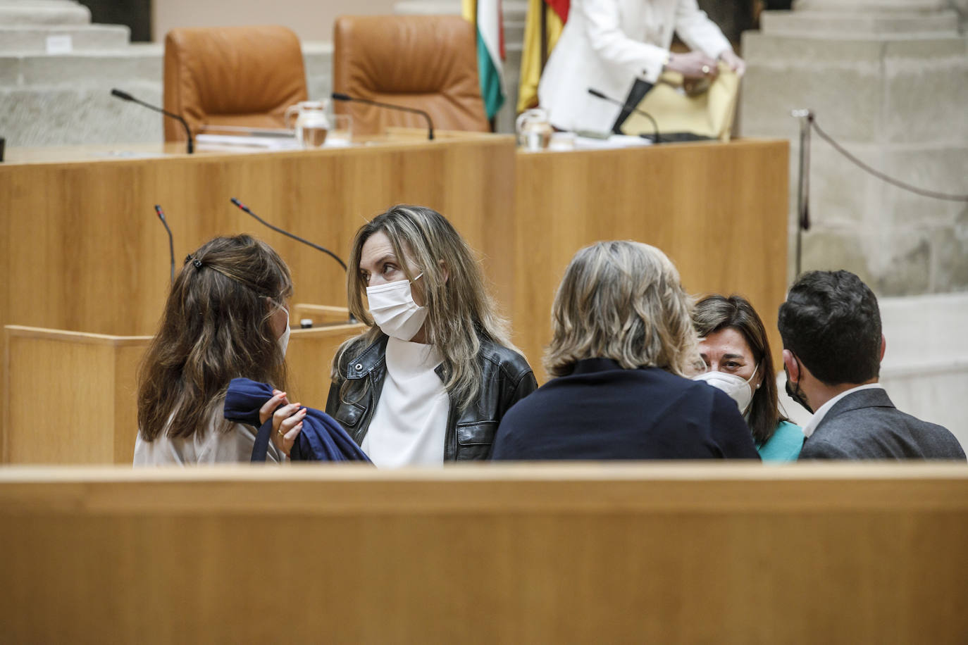 Fotos: Encuentros y gestos en el Pleno del Parlamento de La Rioja