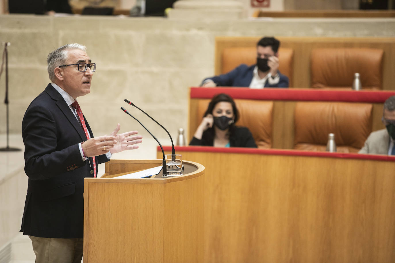 Fotos: Encuentros y gestos en el Pleno del Parlamento de La Rioja