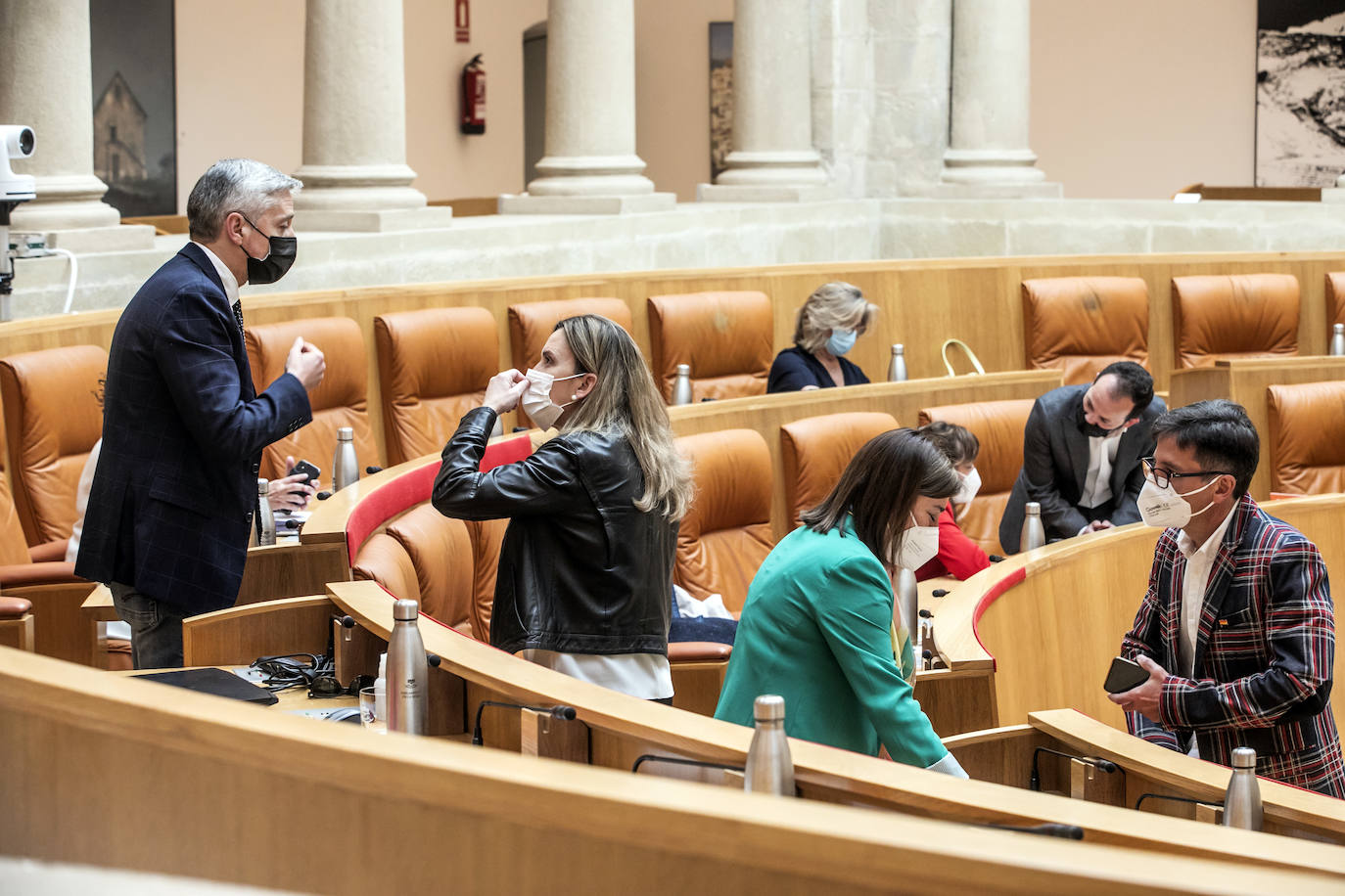 Fotos: Encuentros y gestos en el Pleno del Parlamento de La Rioja