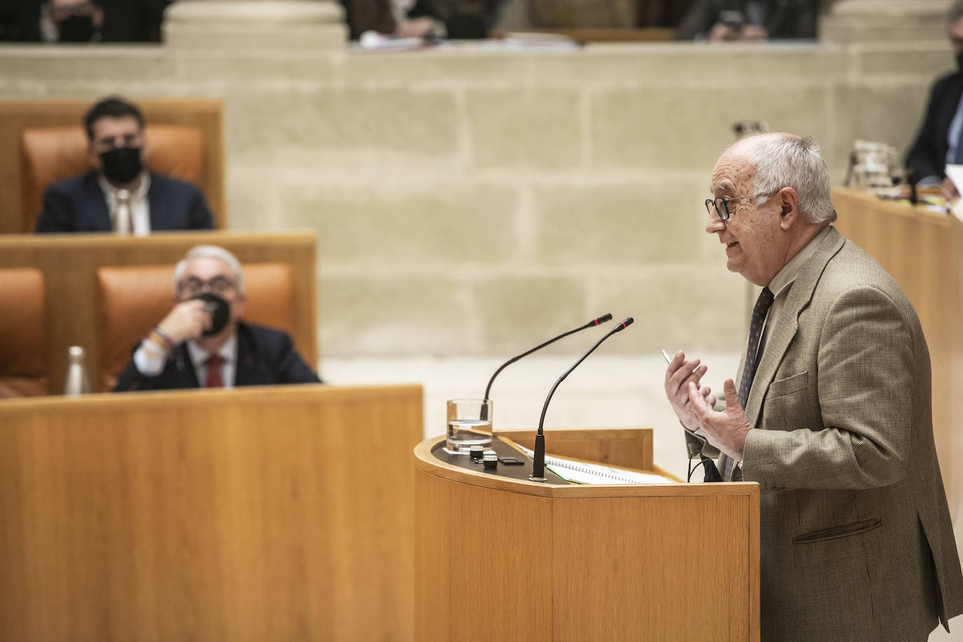 Fotos: Encuentros y gestos en el Pleno del Parlamento de La Rioja