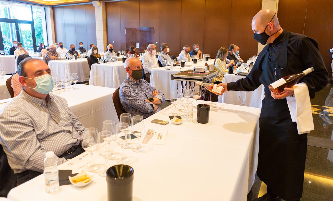 Bodegas Valdelacierva presentó anoche en los salones del Restaurante Delicatto la colección casi completa de sus elaboraciones de Rioja para el club de catas de lomejordelvinoderioja.com