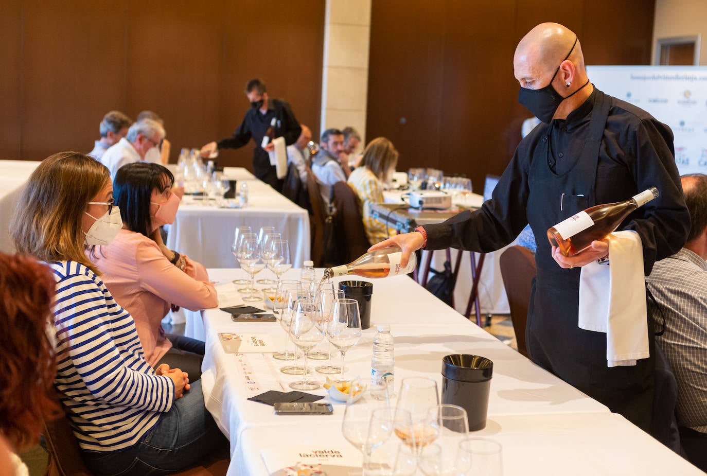 Bodegas Valdelacierva presentó anoche en los salones del Restaurante Delicatto la colección casi completa de sus elaboraciones de Rioja para el club de catas de lomejordelvinoderioja.com
