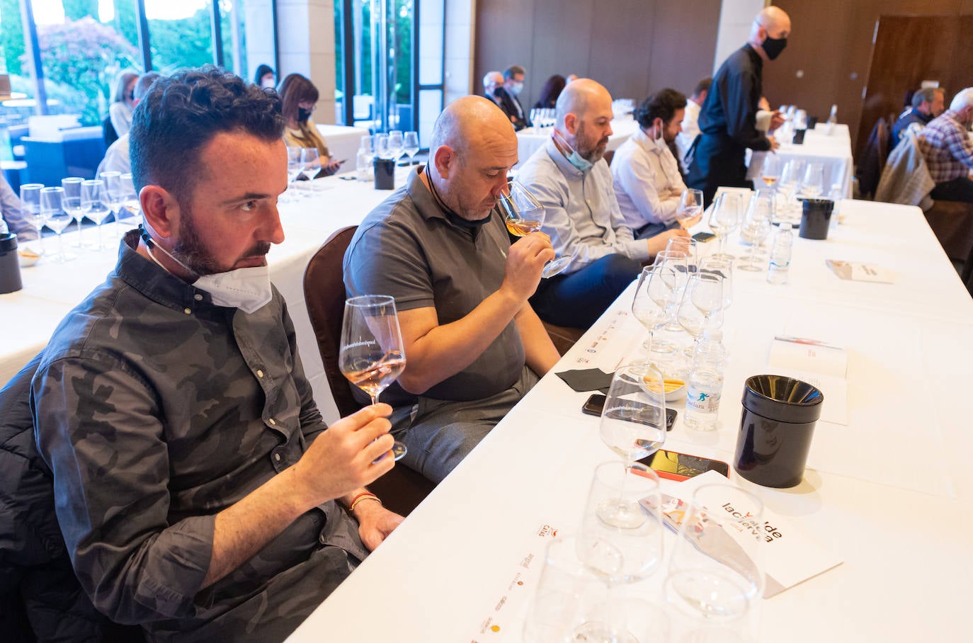 Bodegas Valdelacierva presentó anoche en los salones del Restaurante Delicatto la colección casi completa de sus elaboraciones de Rioja para el club de catas de lomejordelvinoderioja.com