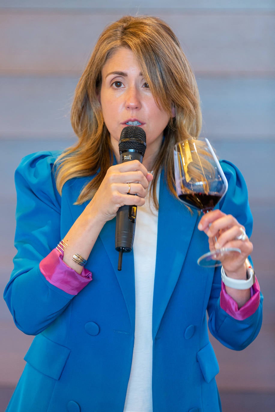 Bodegas Valdelacierva presentó anoche en los salones del Restaurante Delicatto la colección casi completa de sus elaboraciones de Rioja para el club de catas de lomejordelvinoderioja.com