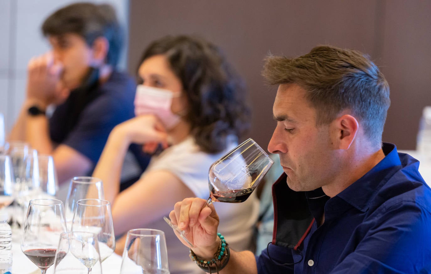 Bodegas Valdelacierva presentó anoche en los salones del Restaurante Delicatto la colección casi completa de sus elaboraciones de Rioja para el club de catas de lomejordelvinoderioja.com