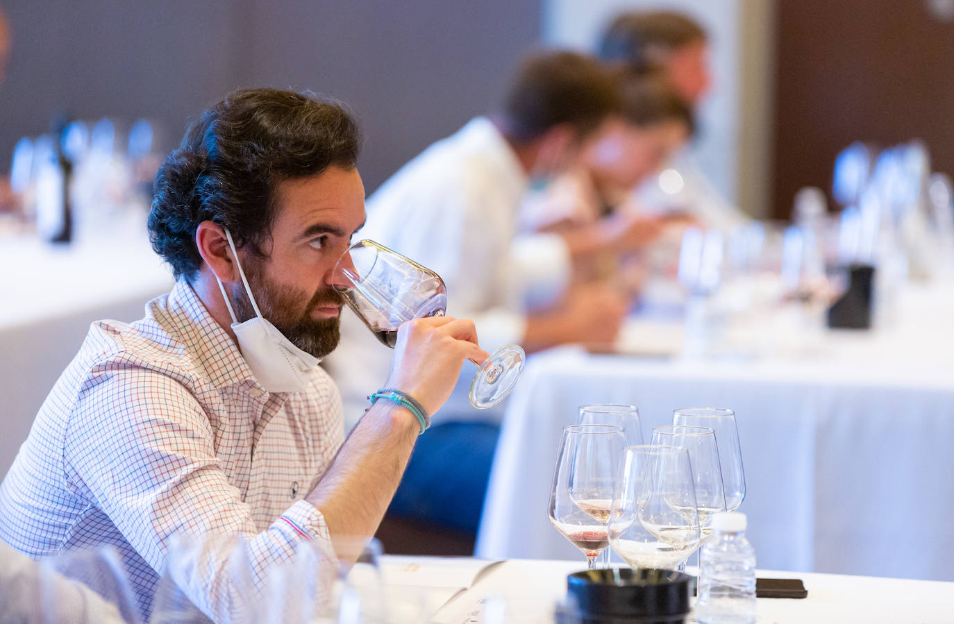 Bodegas Valdelacierva presentó anoche en los salones del Restaurante Delicatto la colección casi completa de sus elaboraciones de Rioja para el club de catas de lomejordelvinoderioja.com