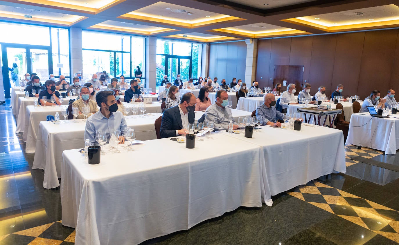 Bodegas Valdelacierva presentó anoche en los salones del Restaurante Delicatto la colección casi completa de sus elaboraciones de Rioja para el club de catas de lomejordelvinoderioja.com