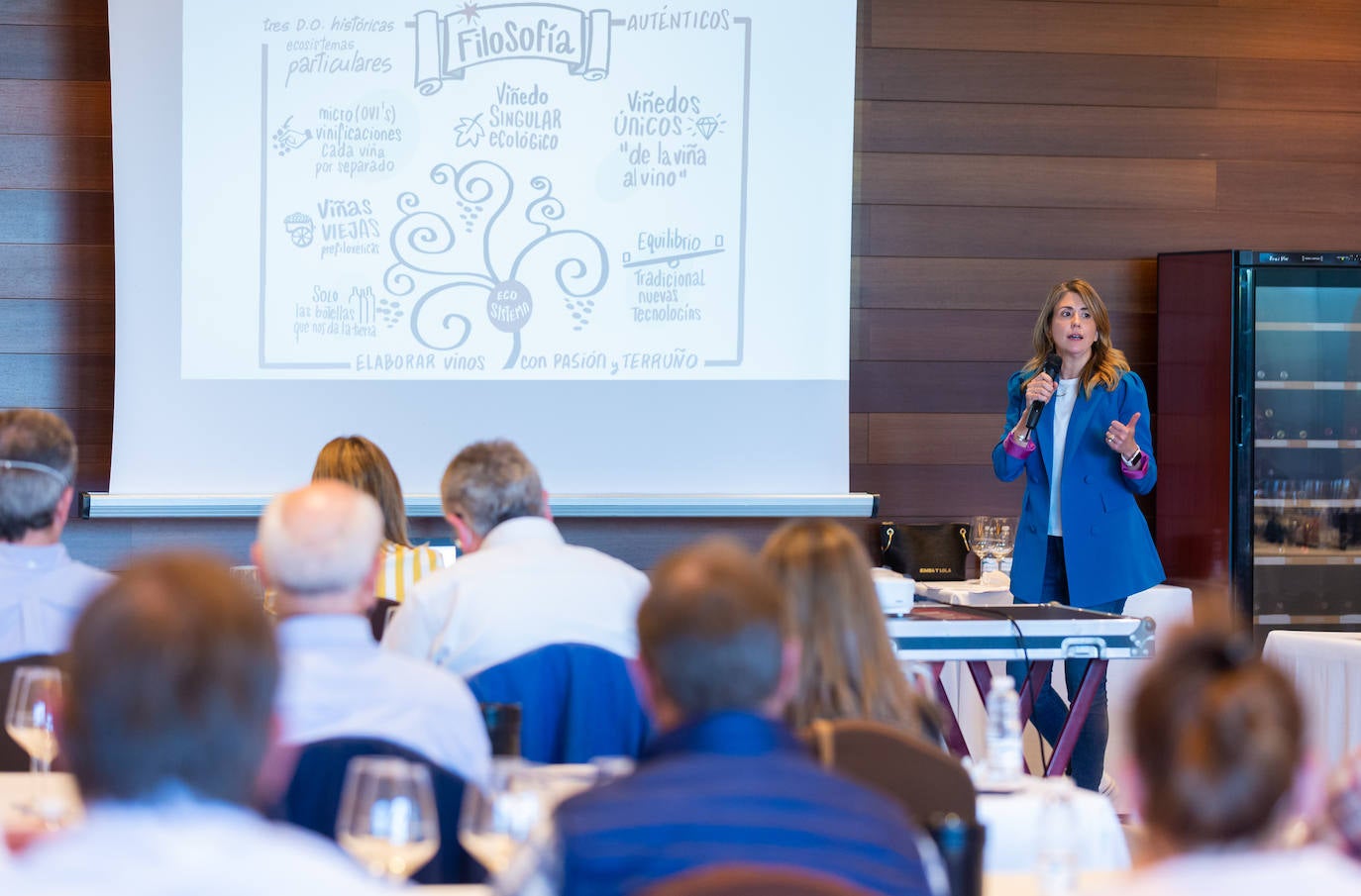 Bodegas Valdelacierva presentó anoche en los salones del Restaurante Delicatto la colección casi completa de sus elaboraciones de Rioja para el club de catas de lomejordelvinoderioja.com