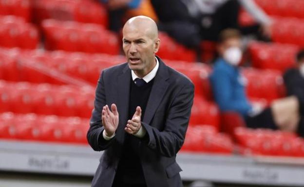 Zinedine Zidane aplaude durante un partido del Real Madrid. 