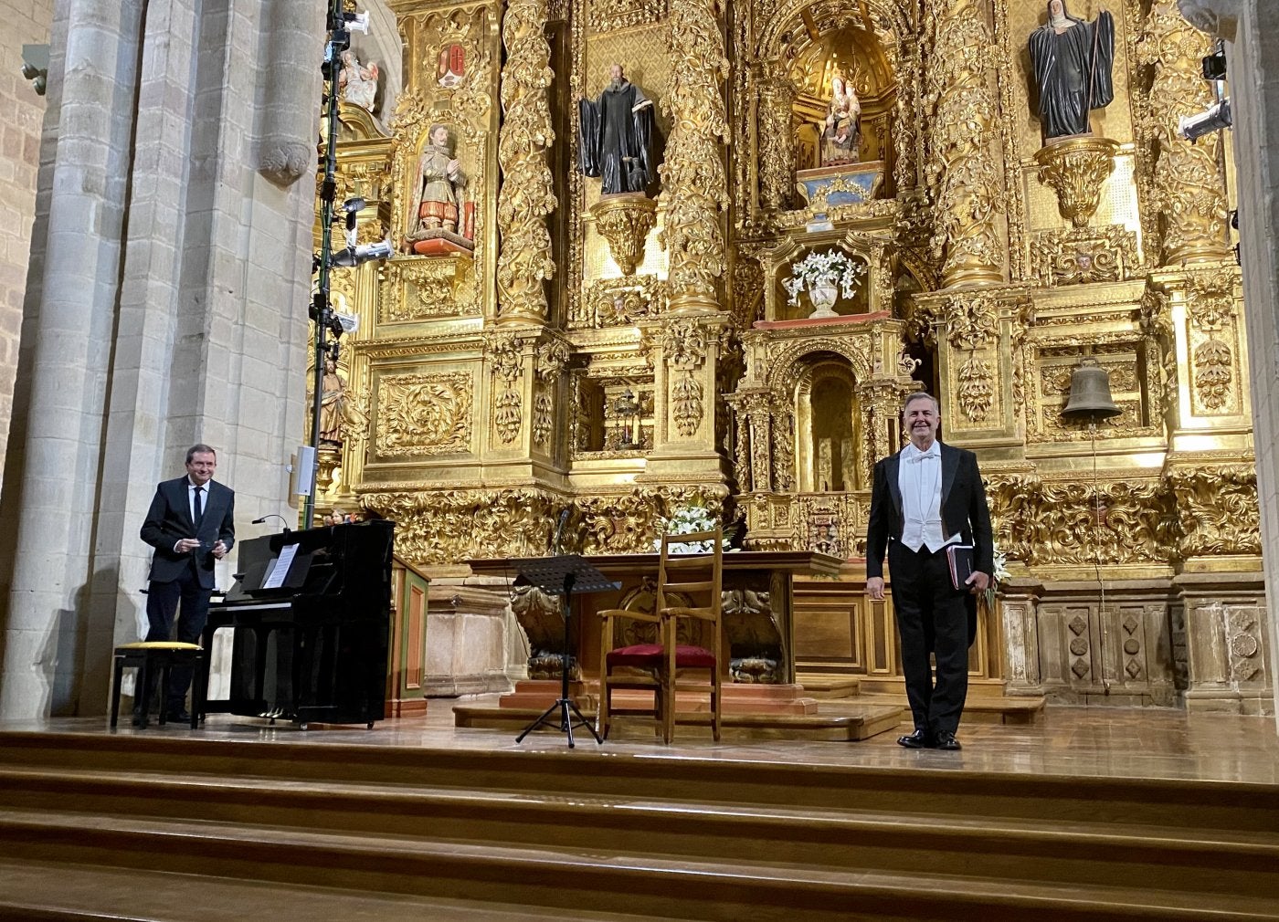 El tenor Miguel Olano junto al pianista Javier Pérez de Azpeitia. 