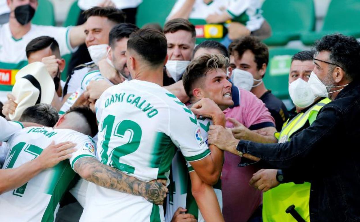 Los jugadores del Elche celebran uno de los goles que les dieron la salvación.