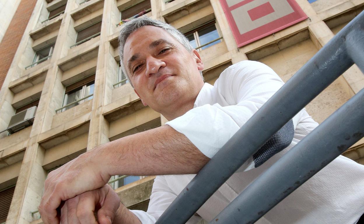 Jorge Ruano posa para Diario LA RIOJA ante la sede de CCOO en la avenida de Pío XXII, de Logroño. 