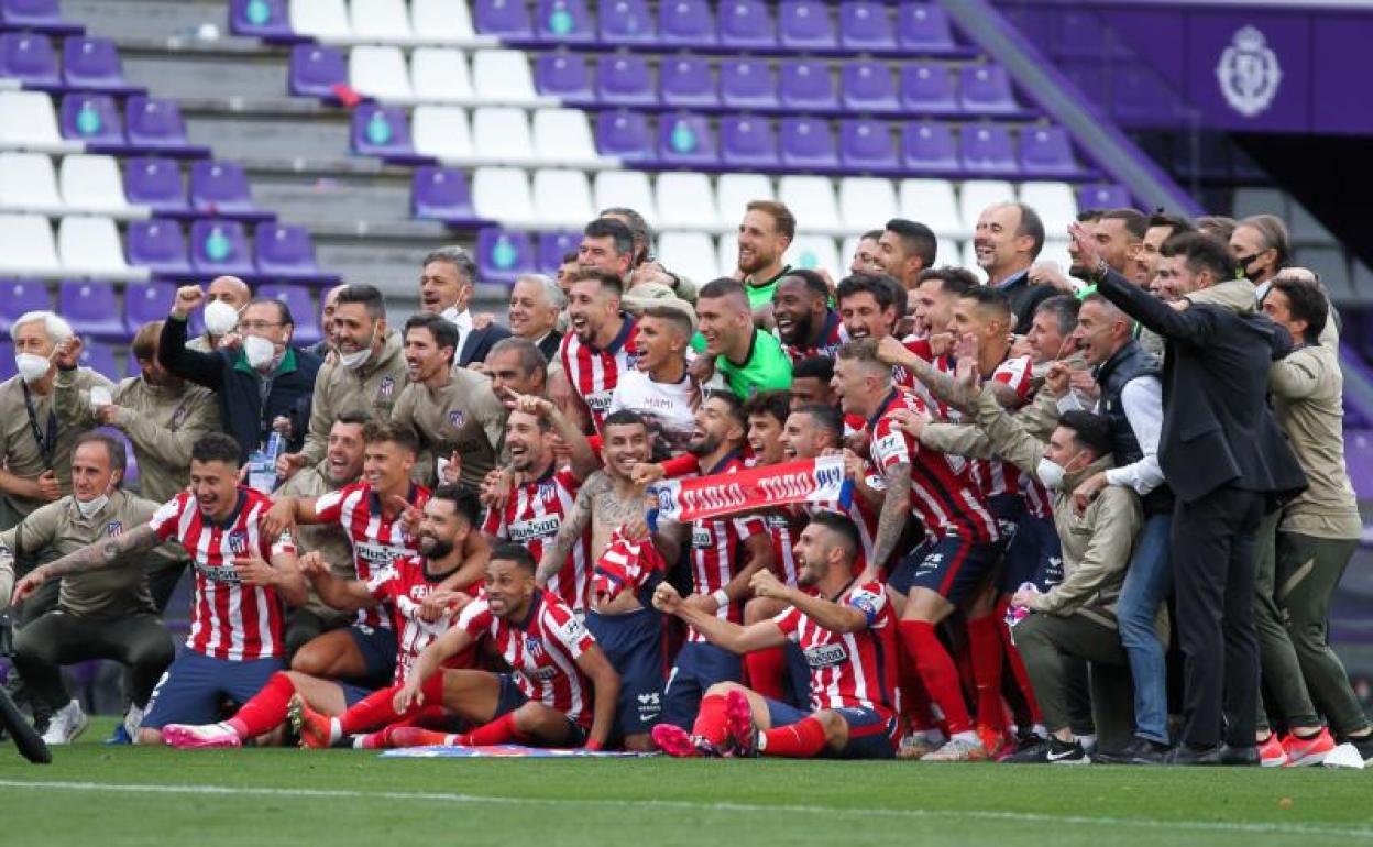 Los campeones de la Liga 2020-2021 posan en el Nuevo Zorrilla. 