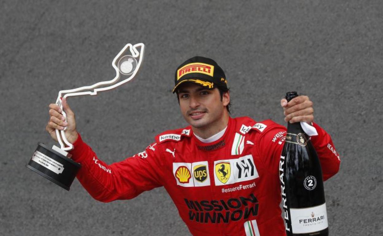 Carlos Sainz, celebrando su segundo puesto en Mónaco