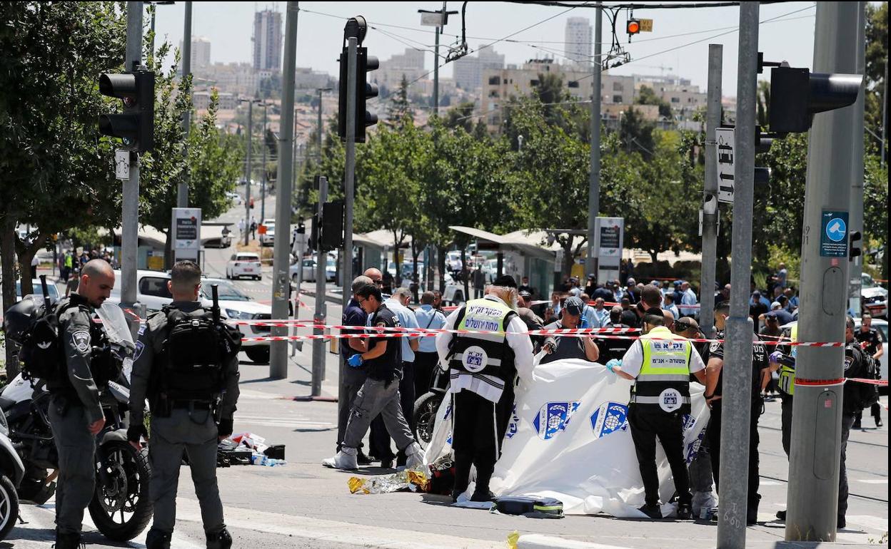 Los equipos de urgencia atienen a las victimas de las cuchilladas y a su atacante en las calles de Jerusalén.