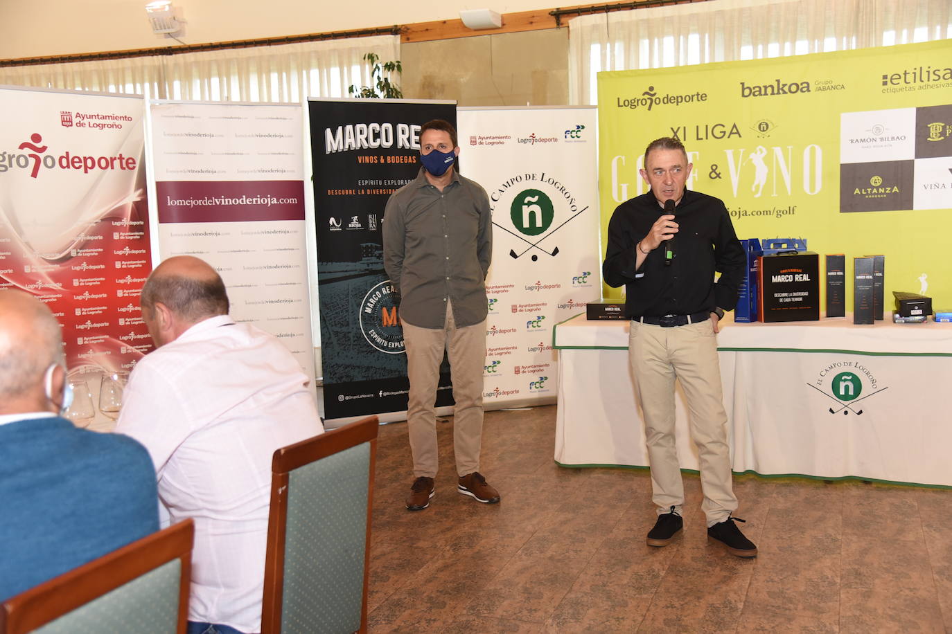 Los participantes el el torneo Bodegas Marco Real de la Liga de Golf y Vino disfrutaron de una cata de vinos tras la jornada de juego.