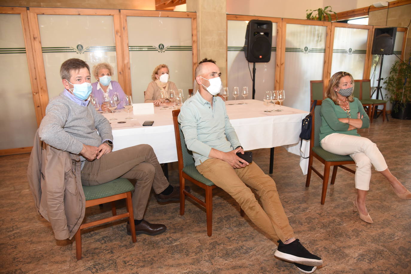 Los participantes el el torneo Bodegas Marco Real de la Liga de Golf y Vino disfrutaron de una cata de vinos tras la jornada de juego.