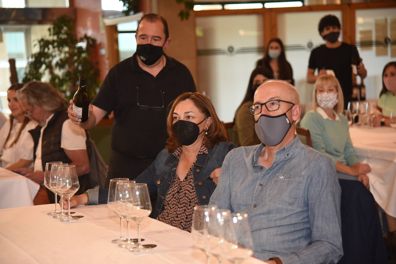 Los participantes el el torneo Bodegas Marco Real de la Liga de Golf y Vino disfrutaron de una cata de vinos tras la jornada de juego.