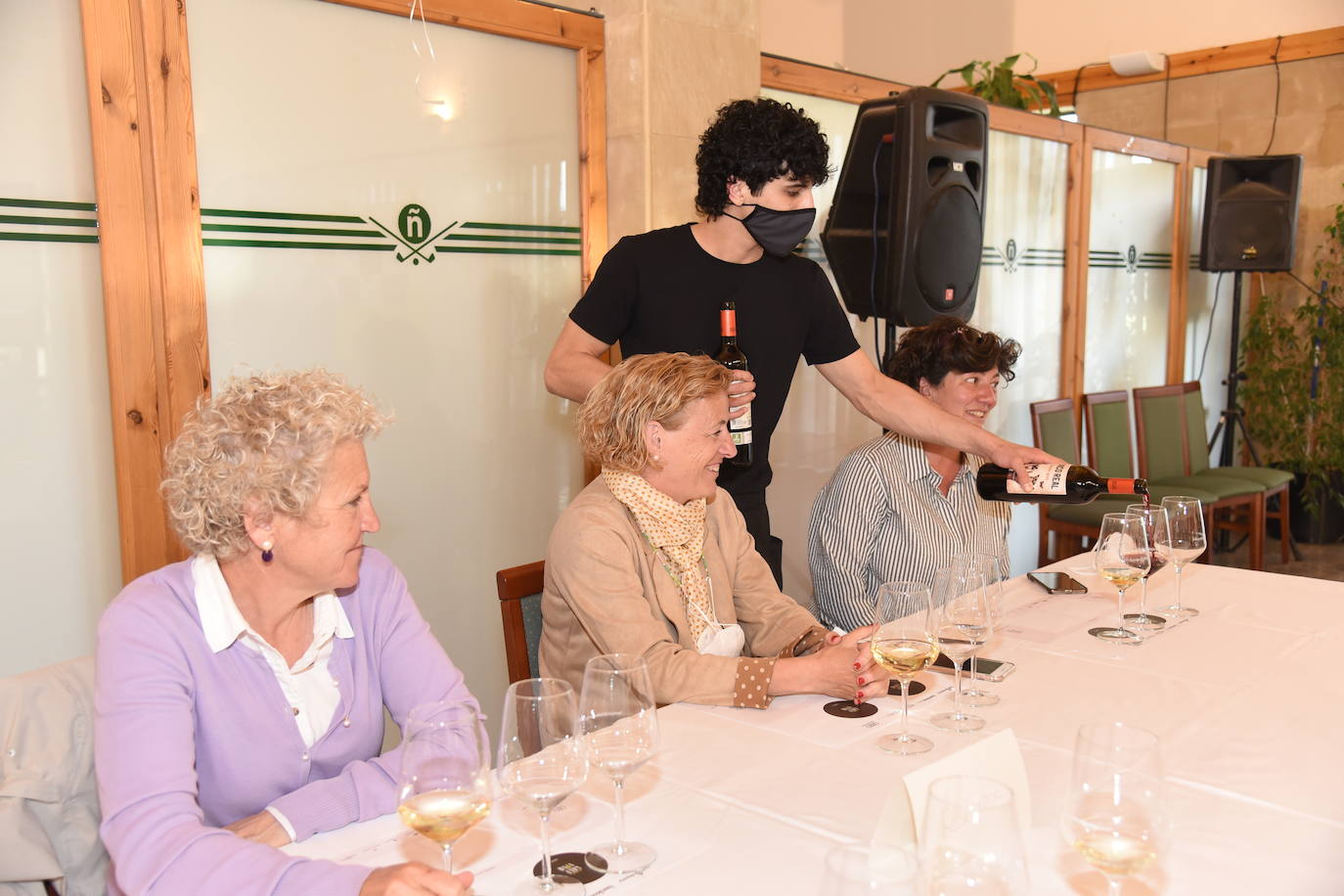 Los participantes el el torneo Bodegas Marco Real de la Liga de Golf y Vino disfrutaron de una cata de vinos tras la jornada de juego.