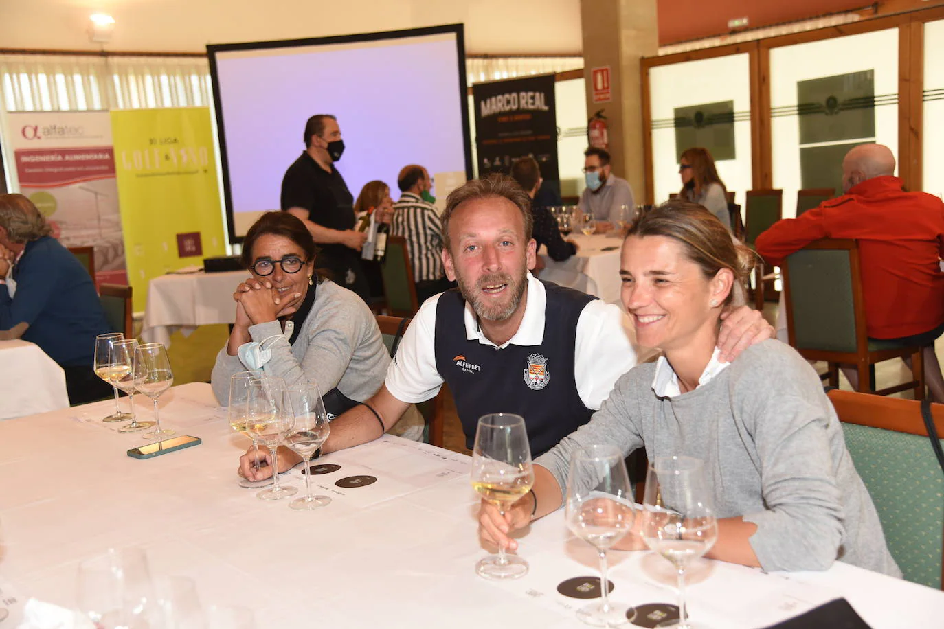 Los participantes el el torneo Bodegas Marco Real de la Liga de Golf y Vino disfrutaron de una cata de vinos tras la jornada de juego.