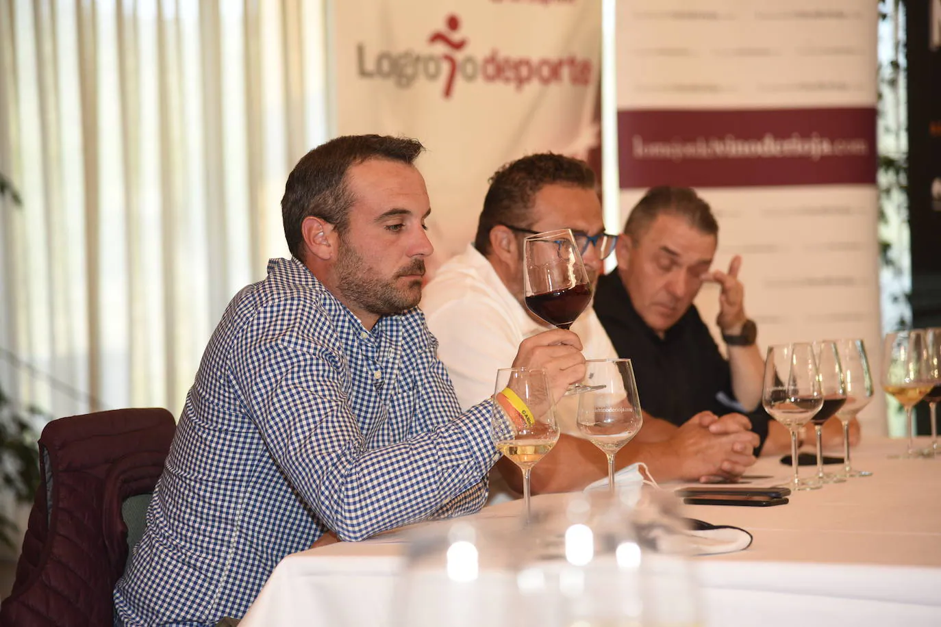 Los participantes el el torneo Bodegas Marco Real de la Liga de Golf y Vino disfrutaron de una cata de vinos tras la jornada de juego.