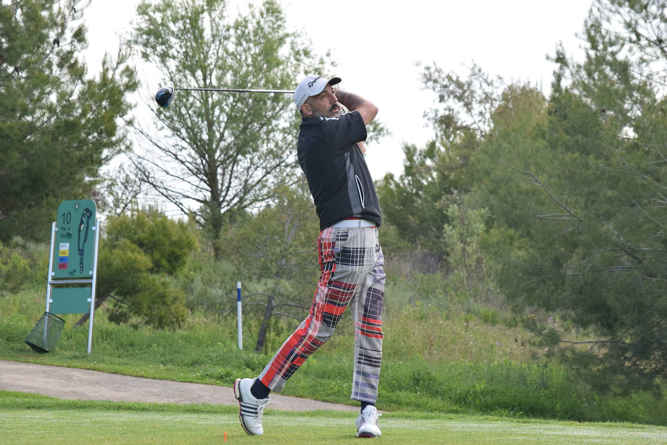 Los participantes el el torneo Bodegas Marco Real de la Liga de Golf y Vino disfrutaron de un gran día de golf en El Campo de Logroño.