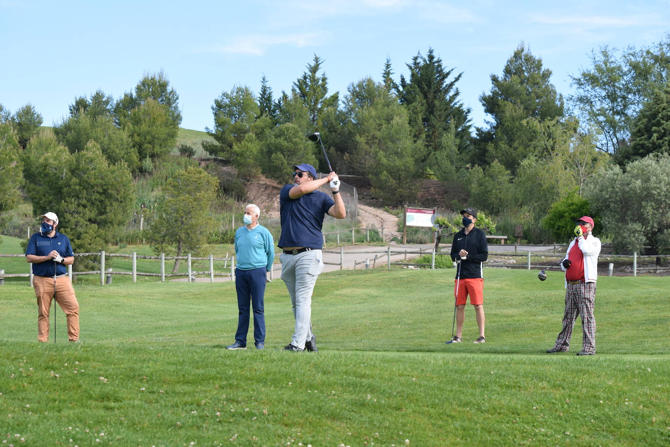 Los participantes el el torneo Bodegas Marco Real de la Liga de Golf y Vino disfrutaron de un gran día de golf en El Campo de Logroño.